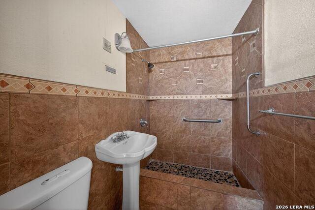 Image 25 of 50 For 843 Hoover Ave