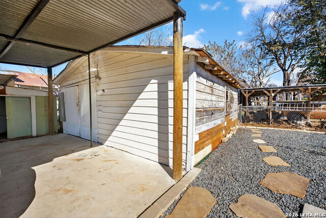 Image 32 of 50 For 843 Hoover Ave