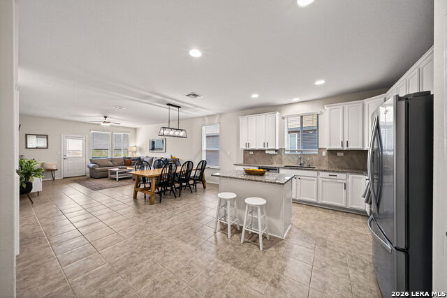 Listing photo id 7 for 610 Ridgehorn