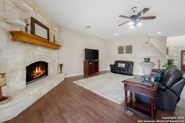 Image 10 of 50 For 765 Loop 1604 E