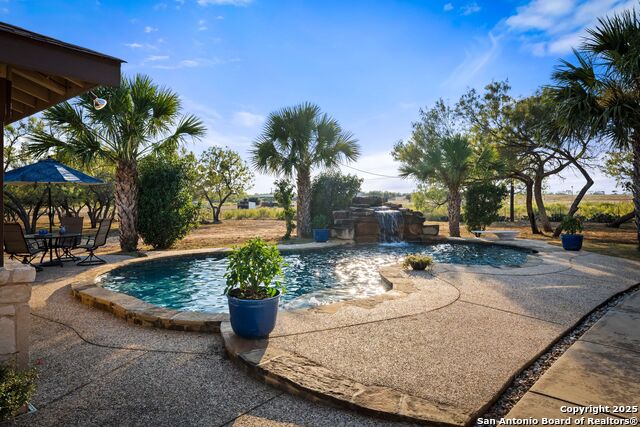 Image 33 of 50 For 765 Loop 1604 E