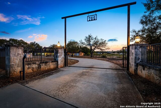 Image 45 of 50 For 765 Loop 1604 E