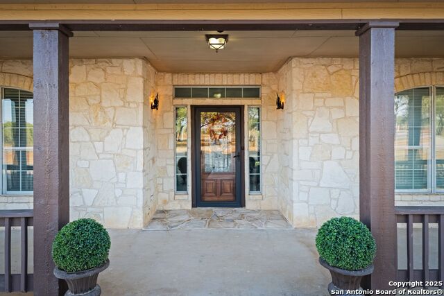 Image 6 of 50 For 765 Loop 1604 E