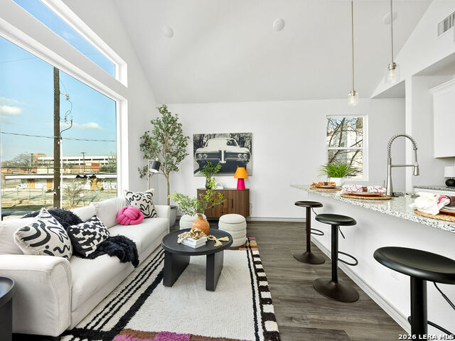 Image 3 of 12 For 310 Evergreen St W 113