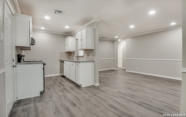 Listing photo id 10 for 5230 Village