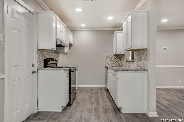 Listing photo id 12 for 5230 Village