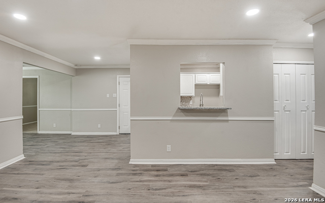 Listing photo id 13 for 5230 Village