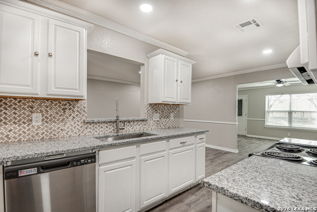 Listing photo id 16 for 5230 Village