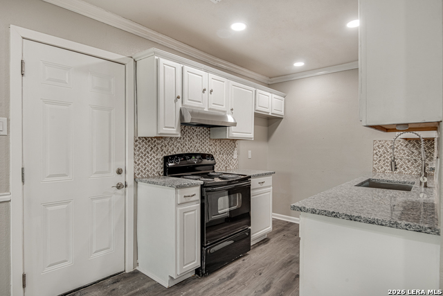 Listing photo id 7 for 5230 Village