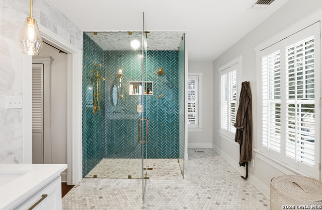 Image 18 of 39 For 303 Rosewood W