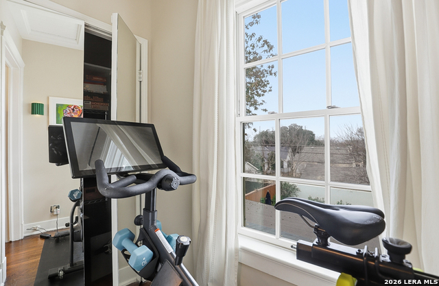 Image 31 of 39 For 303 Rosewood W