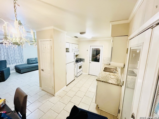 Listing photo id 3 for 202 Michelle