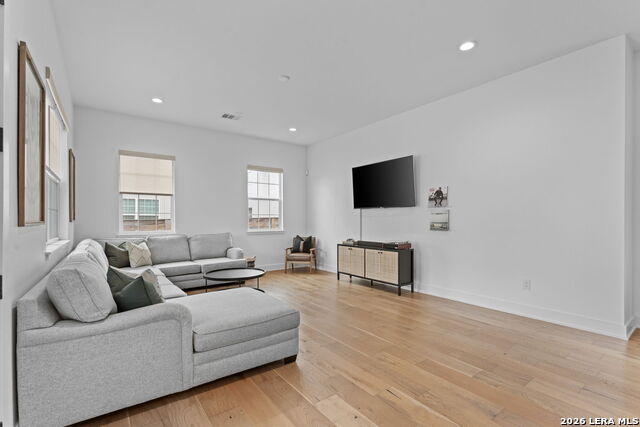 Image 21 of 44 For 415 Alexander Ave