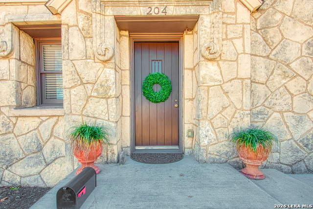 Image 4 of 39 For 204 Lovera Blvd