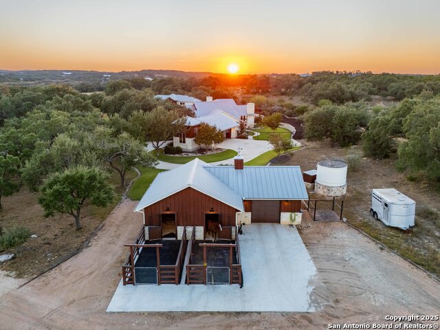 Listing photo id 1 for 1043 Twin River