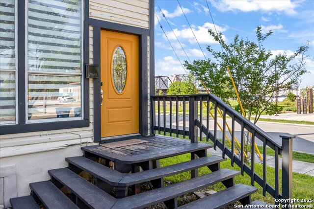 Image 21 of 46 For 302 Lamar  