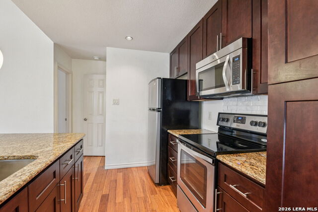 Image 10 of 20 For 11520 Huebner  504