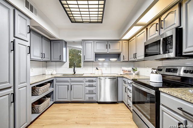 Image 10 of 32 For 568 Quill Dr W