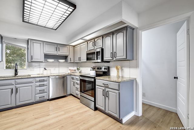 Image 11 of 32 For 568 Quill Dr W