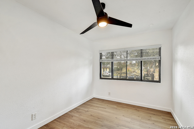 Image 14 of 32 For 568 Quill Dr W