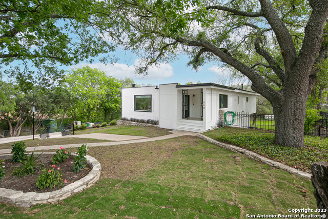 Image 2 of 32 For 568 Quill Dr W