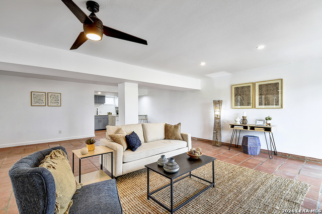 Image 21 of 32 For 568 Quill Dr W