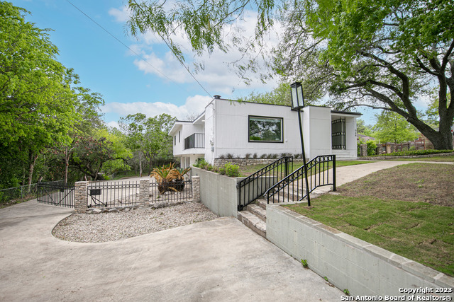 Image 3 of 32 For 568 Quill Dr W