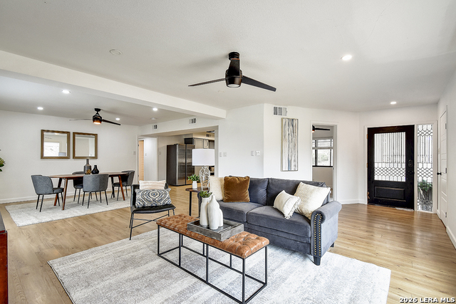 Image 5 of 32 For 568 Quill Dr W