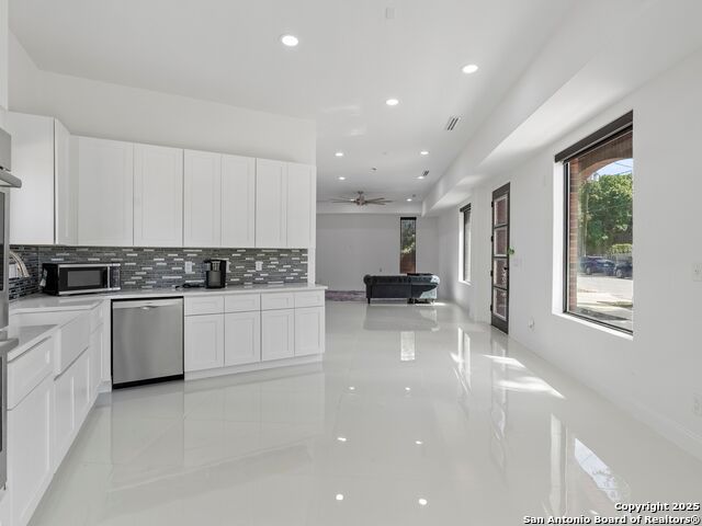 Image 15 of 43 For 727 Park Avenue E