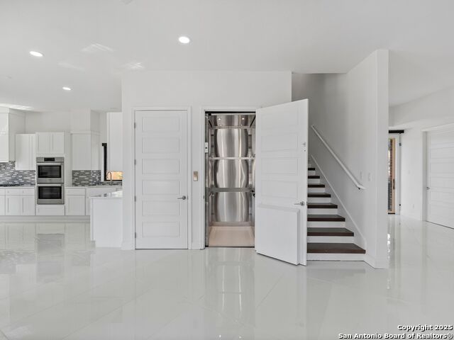 Image 17 of 43 For 727 Park Avenue E