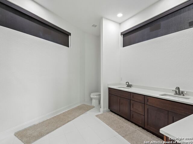 Image 22 of 43 For 727 Park Avenue E