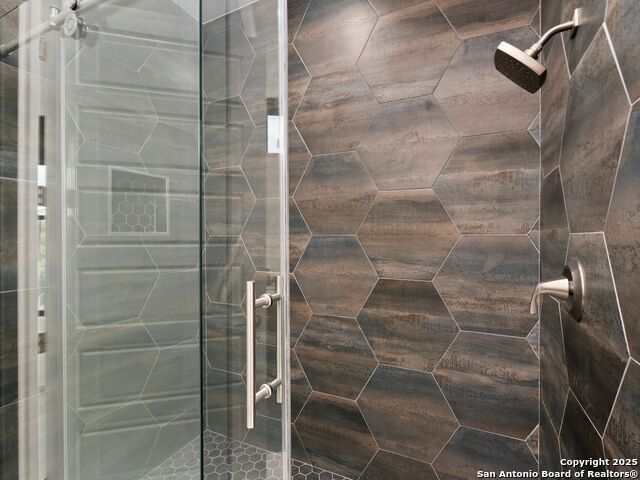 Image 23 of 43 For 727 Park Avenue E