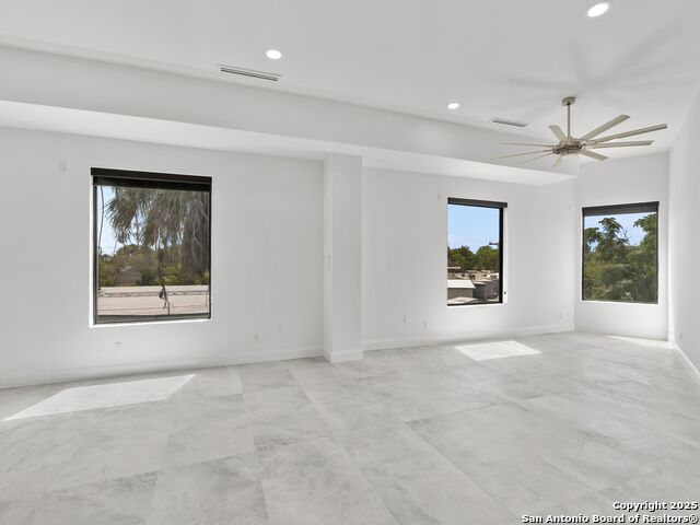 Image 30 of 43 For 727 Park Avenue E