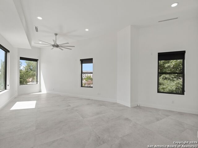 Image 32 of 43 For 727 Park Avenue E