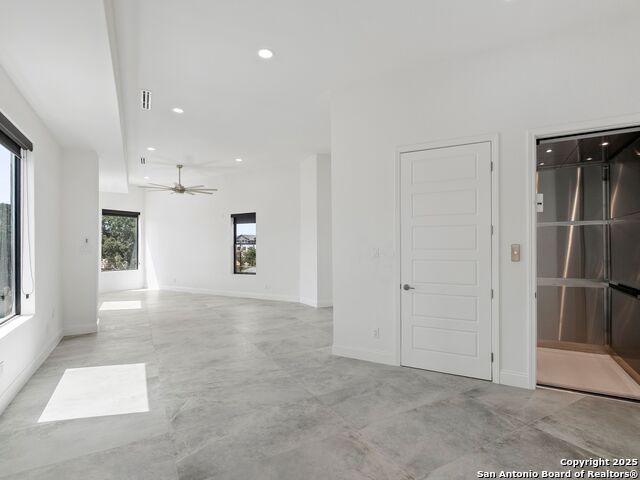 Image 33 of 43 For 727 Park Avenue E