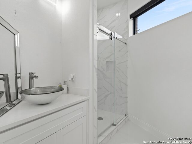 Image 36 of 43 For 727 Park Avenue E