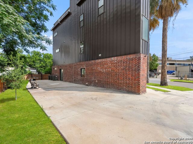 Image 4 of 43 For 727 Park Avenue E