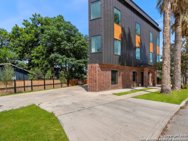 Image 5 of 43 For 727 Park Avenue E