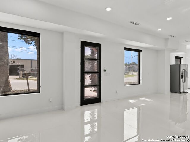 Image 8 of 43 For 727 Park Avenue E