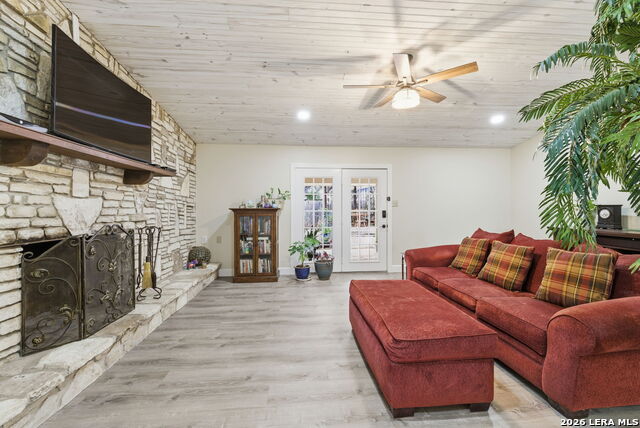 Image 23 of 58 For 819 Pecan St.