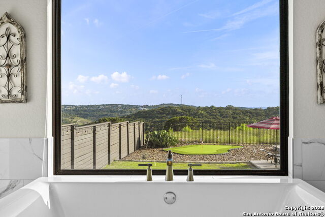 Image 33 of 59 For 75 Mariposa Parkway E