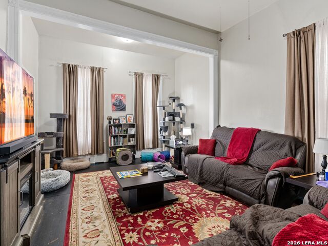 Image 5 of 25 For 412 Dallas Street