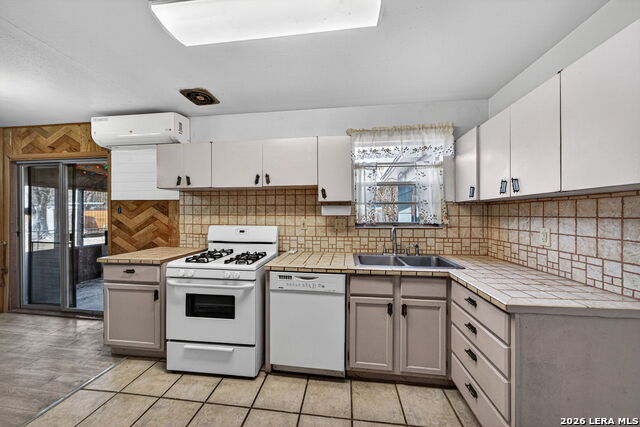 Image 13 of 27 For 155 Seacomber Pl