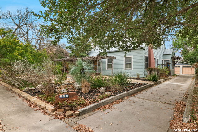 Image 4 of 47 For 123 Armour Pl