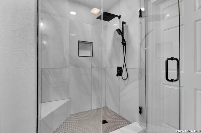 Listing photo id 8 for 2703 Bluff Crossing