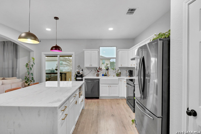 Listing photo id 9 for 2703 Bluff Crossing