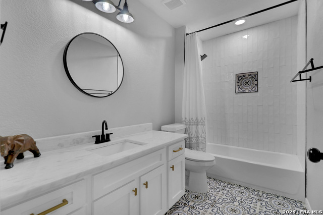 Listing photo id 13 for 2703 Bluff Crossing