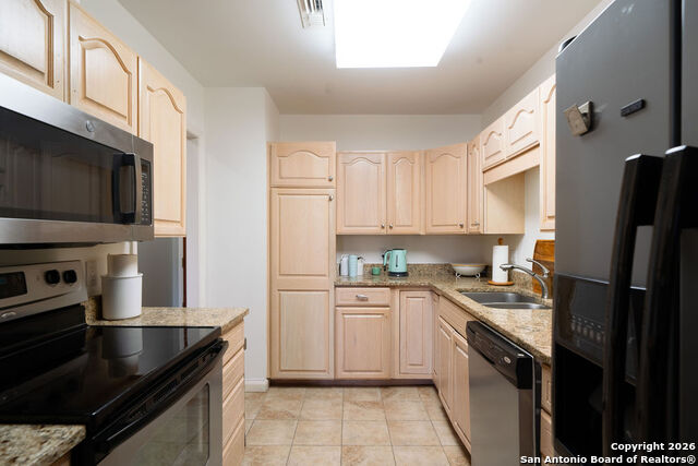 Image 16 of 19 For 1 Towers Park  212