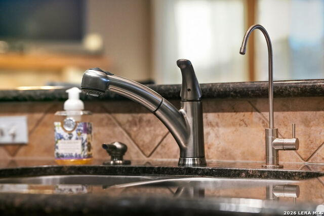 Listing photo id 13 for 1616 Canyon Lake Dr