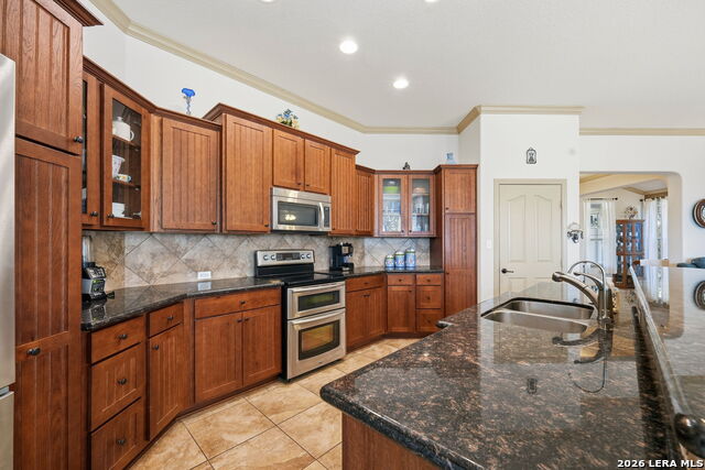 Listing photo id 14 for 1616 Canyon Lake Dr